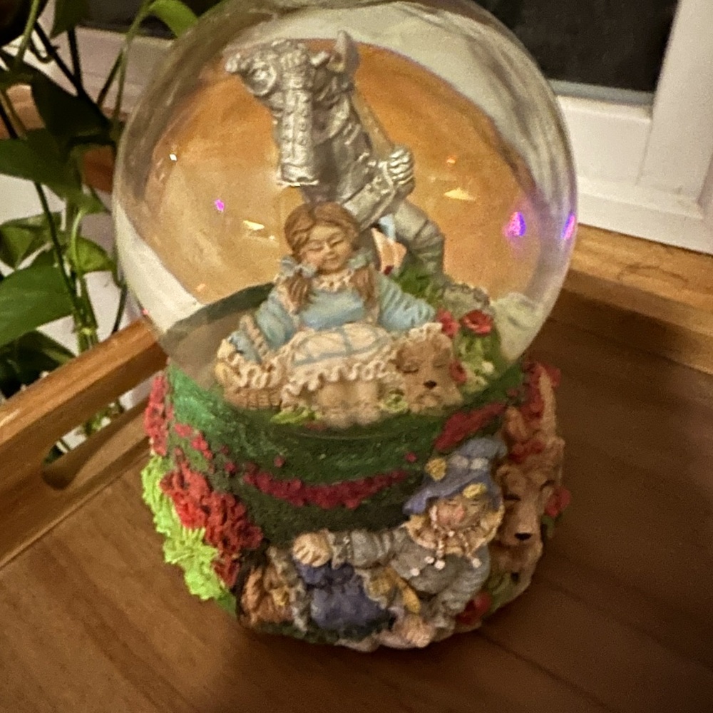 Wizard of oz snow globe vintage